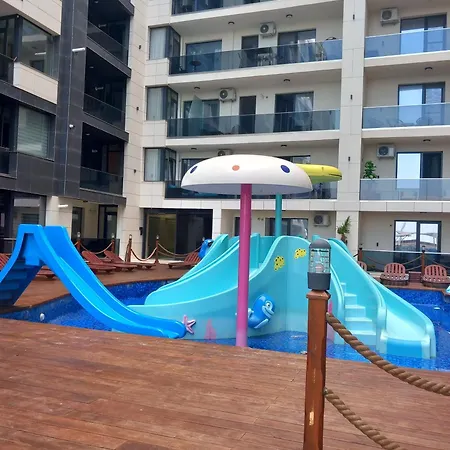 With Sea View & Pool Acces דירה